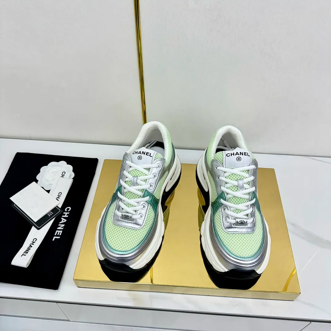 👟👟Ex-factory price 680👟👟 Upgraded version, upgraded version, upgraded version! No rebuttal accepted! ! ! ! Chanel Chanel panda shoes! 2025 counter's top casual sports shoes. This classic design; the upper is electro-embroidered with a variety of techniques; the outsole is fashionable and sporty; the unusual inclusion of a variety of color matching elements... The diversified mix and match is very good-looking and versatile, and can be used for leisure, fashion, sports, and outdoor... ꫛꫀꪝ Go➫ Materials: ❶Upper made of: original imported first-layer silk cowhide + original waterproof cloth + original first-layer cowhide ❷Inner lining: Original Yangli+Net ❸Outsole based on: Original TPU combination outsole Counter boutique packaging complete set for women 35–41 👉 👉 👉 👉